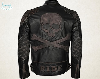 Könnte beinhalten: Schwarze Lederjacke mit Totenkopf- und gekreuzten Knochen-Motiv auf dem Rücken. Die Jacke hat gesteppte Schulterpartien und das Wort "RIDE" am unteren Rand. Sie hat einen Reißverschluss und einen klassischen Biker-Stil.