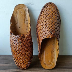 Sandalias de verano para hombre hechas a mano en piel tejida marrón oscuro.
