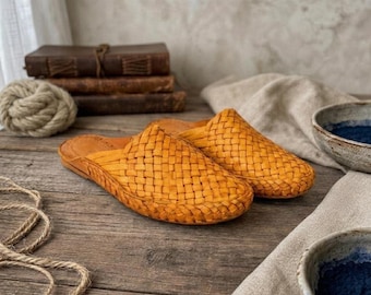 Mules de cuero amarillo, diseño étnico sin cordones tejido a mano para hombre.