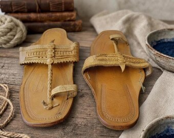 Sandalias Kolhapuri, calzado tradicional indio para hombre, de cuero y sin cordones.