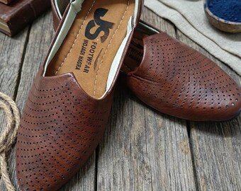 Zapatos de novia, mocasines Khussa de cuero marrón con detalle perforado