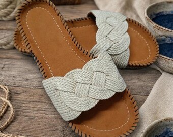 Pantuflas de lino natural, con parte superior trenzada y suela de goma antideslizante.