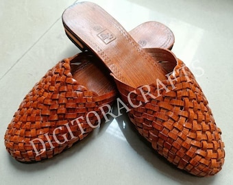 Mules de piel, modelo sin cordones de tejido marrón con puntera cerrada y diseño trenzado.