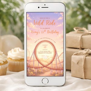 Pode incluir: Um smartphone exibe um convite de aniversário com um design de montanha-russa. O texto diz "Wild Ride" e "12º Aniversário de Romy". O convite inclui a data, hora e local da festa em Kansas City, Missouri.