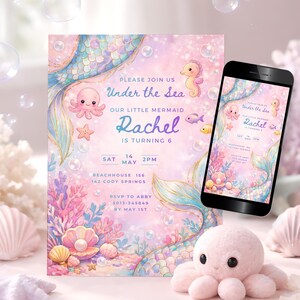 Op de afbeelding: Een uitnodiging met zeemeermintthema met de tekst "Under the Sea" en "Rachel wordt 6". De uitnodiging bevat illustraties van een zeemeerminstaart, zeepaardje, octopus en vissen in roze, blauwe en gouden tinten. Een smartphone toont hetzelfde ontwerp.