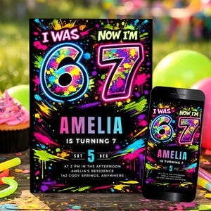 Puede incluir: Una invitación de cumpleaños con un fondo negro y salpicaduras de pintura coloridas. La invitación dice "TENÍA 6 AHORA TENGO 7" con el nombre "AMELIA" y la fecha de la fiesta. Un teléfono inteligente muestra el mismo diseño. El tema es una fiesta de cumpleaños.