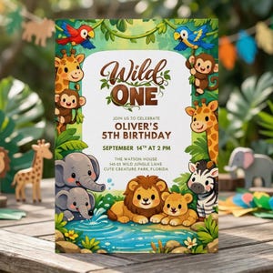 Può includere: Un invito colorato a tema giungla. Il testo recita "Wild One" e annuncia il 5° compleanno di Oliver. Il design include illustrazioni di giraffe, scimmie, elefanti, leoni, una zebra e pappagalli. Sono inclusi anche i dettagli dell'evento.