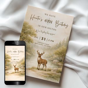Könnte beinhalten: Eine Geburtstagseinladung mit einer Aquarellillustration eines Hirsches in einer Waldlandschaft. Die Einladung enthält den Text "Hunter's 6th Birthday" und Veranstaltungsdetails. Ein Smartphone zeigt das gleiche Design.