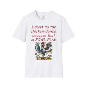 Puede incluir: Camiseta blanca con un dibujo de un gallo con una radio y el texto: "I don't do the chicken dance, because that is FOWL PLAY." La palabra "BOOGIE" está debajo del gallo.