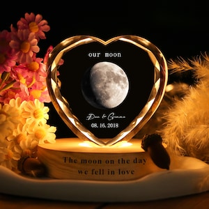 Op de afbeelding: Handgemaakt houten bord met de tekst "Welcome" in een speels lettertype. Het bord is wit geschilderd met een verweerde afwerking en heeft een bloemenontwerp in roze en groene tinten. Geschikt voor binnen of buiten.