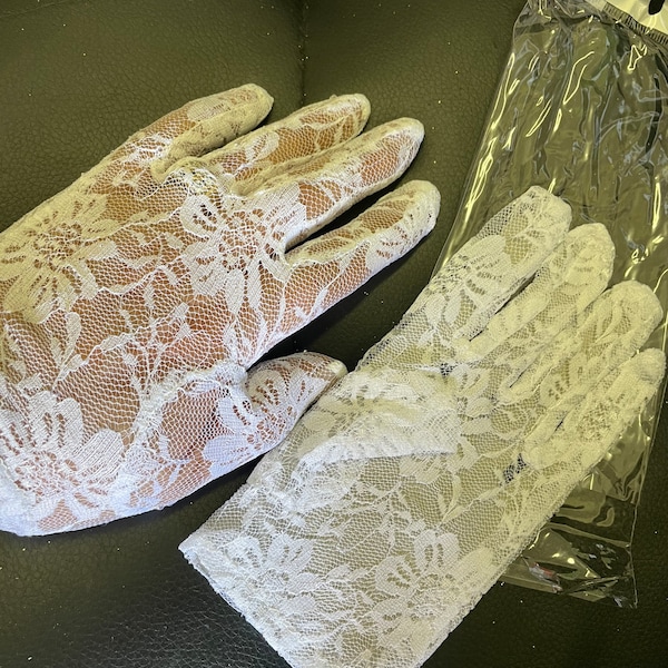 one size fits all kids white stretch lace kids glove size 6 1/2" great for party