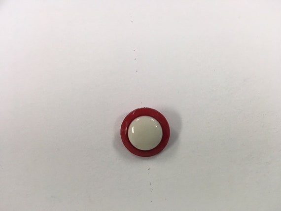 12 Red White Button Shank 18 mm 11//16/"