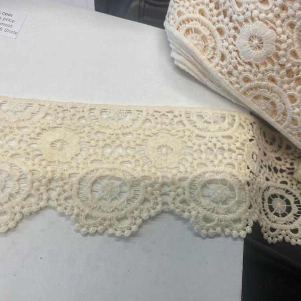 Vintage  Beautiful Venise/Venice Edge Scalloped  Lace Trim - Ivory - 3”