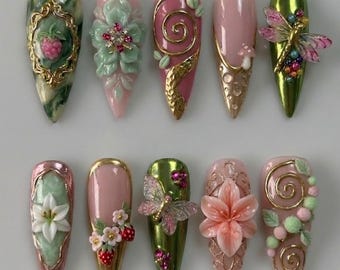 Uñas postizas hechas a mano con diseño de jardín de hadas encantado / Libélula de cristal 3D, arte de fresa y flor / Uñas de lujo con núcleo de pixie verde metálico