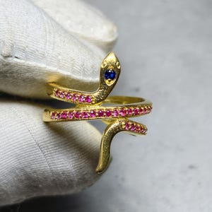Bague serpent en or - Rubis enveloppant rehaussé de rubis et de saphirs