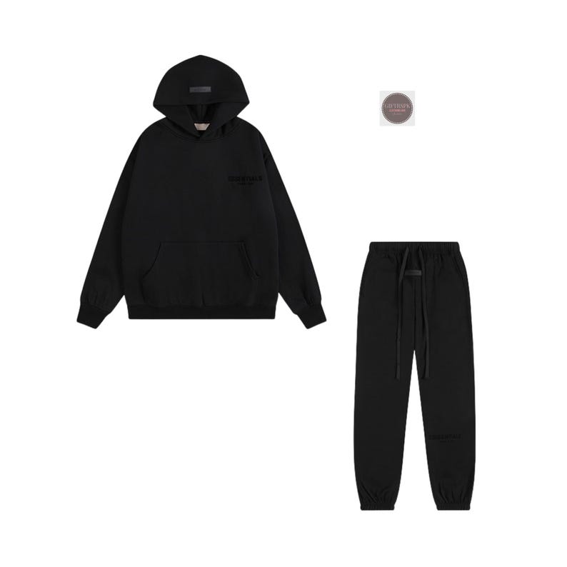 K&ouml;nnte beinhalten: Schwarzes Hoodie- und Jogginghosen-Set. Das Hoodie hat eine Vordertasche und eine Kapuze. Die Jogginghose hat einen Kordelzug in der Taille und elastische B&uuml;ndchen. Das Set ist aus weichem Material.