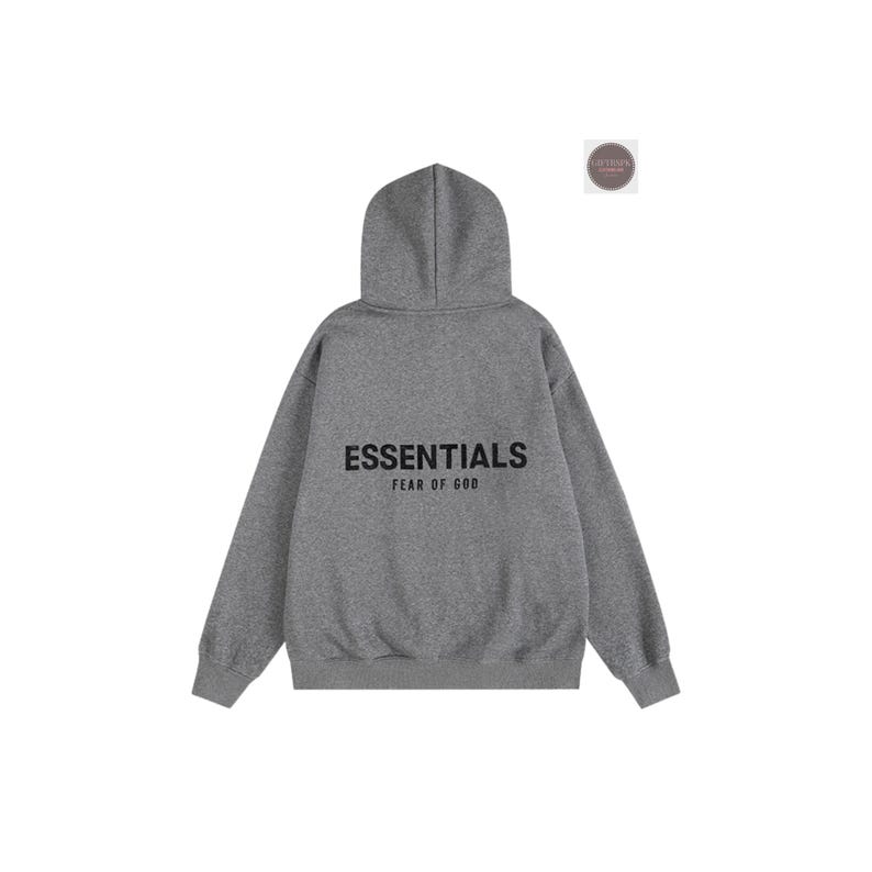 K&ouml;nnte beinhalten: Ein grauer Kapuzenpullover mit dem schwarzen Aufdruck "ESSENTIALS" auf dem R&uuml;cken und "FEAR OF GOD" darunter. Der Pullover hat eine Kapuze mit Kordelzug und lange &Auml;rmel. Der Hintergrund ist wei&szlig;.