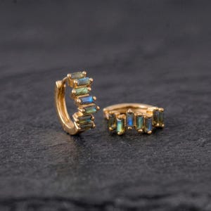 Baguette Labradorit Huggie Hoop Ohrringe | 14K Gold-Vermeil, Sterling Silber | Minimalistischer himmlischer Schmuck
