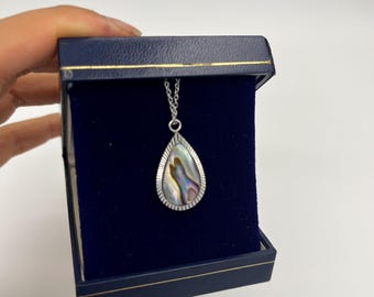 Collar de concha auténtica en forma de lágrima / Colgante de abulón iridiscente en plata / Regalo bohemio playero / Joyería inspirada en el océano