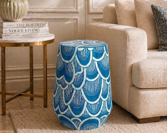 Taburete artesanal con incrustaciones de hueso azul y diseño único.