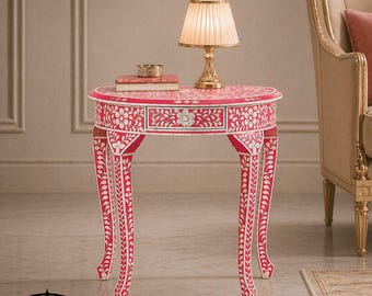 Mesita auxiliar hecha a mano con incrustaciones de hueso rosa y cajón.