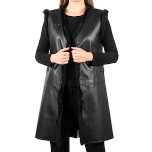 Long gilet noir en cuir véritable pour femme avec bordure en fourrure - Costume gothique, cosplay d&#39;Halloween, tenue de sorcière et de vampire