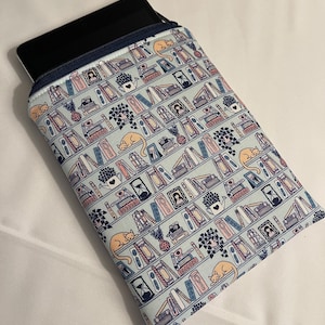 Kindle Paperwhite Cats on shelves sleeve/Cats and books Paperwhite sleeve/Cat lovers Kindle paperwhite sleeve/Zippered kindle sleeve