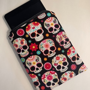 Kindle Paperwhite sugar skulls sleeve//Sugar skulls Paperwhite sleeve/Skulls Kindle paperwhite sleeve/Zippered kindle sleeve
