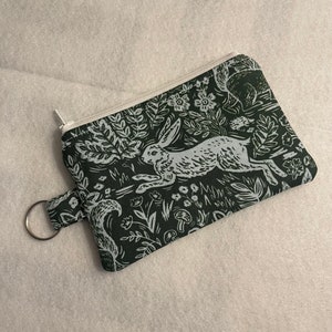 Cartera de identificación de conejo. Cartera de papel para tarjetas de rifle. Estuche para AirPods de conejo. Cartera de conejo verde. Estuche de pulsera.