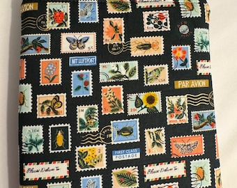 Puede incluir: Bolsa negra con cremallera con un patrón repetido de sellos postales vintage con insectos, mariposas y flores. Los sellos tienen varios textos, incluyendo "MIT LUFTPOST", "PAR AVION", "FIRST CLASS POSTAGE" y "USA".