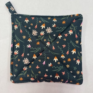 Floral Pot Holder/Floral hot pad/Quilted kitchen decor/Home gifts/Farm house