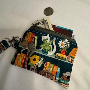 Katzen und Bücher ID-Geldbörse. Katzenliebhaber Kartengeldbörse. Katzen und Bücher auf Regalen AirPod-Tasche. Katzen und Bücher Geldbörse. Minimalistische kleine Ledertasche.