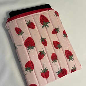Quilted Kindle Paperwhite Strawberry sleeve//Strawberries Paperwhite sleeve/Quilted Kindle paperwhite sleeve/Zippered kindle sleeve