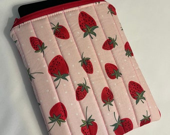 Quilted Kindle Paperwhite Strawberry sleeve//Strawberries Paperwhite sleeve/Quilted Kindle paperwhite sleeve/Zippered kindle sleeve