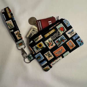 Briefmarken ID-Geldbörse. Briefmarken-Kartentasche. Briefmarken AirPod-Tasche. Briefmarken Brieftasche. Tasche fürs Handgelenk. Büttenpapier co. Minimalistische Geldbörse.