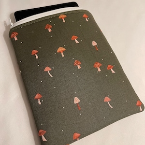 Kindle Paperwhite small mushrooms sleeve//Mini mushrooms Paperwhite sleeve/Mushrooms Kindle paperwhite sleeve/Zippered kindle sleeve