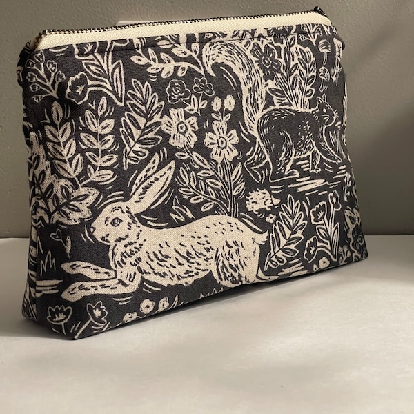 OSTATNI//Płócienna kosmetyczka Woodland/Kolekcja kosmetyków Rifle Paper Co Rabbits/Torebka kosmetyczna.