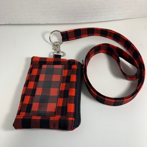 Estuche para identificación con billetera a cuadros de búfalo con cordón // Estuche para identificación rojo y negro con cordón // Estuche para identificación con cierre de cremallera // Cordón // Estuche para credencial.