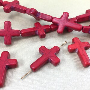 2 pierres précieuses rouges croix 22 mm x 30 mm pierre naturelle howlite grosses perles pendentifs breloques chapelet