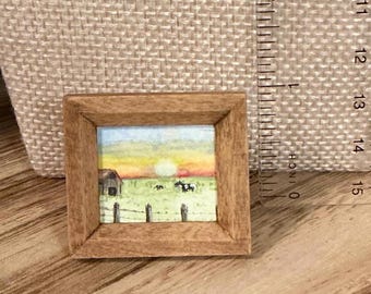 Miniatura original pintada a mano en acuarela de una granja con vacas, enmarcada, pequeña obra de arte, 1,9 cm x 1,9 cm.