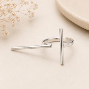 Anello minimalista a T con fascia aperta in argento, design geometrico moderno, gioiello di tendenza.