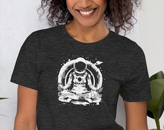 Cosmic Vibes Nur T-Shirt | Meditatives Astronaut Graphic Tee für Weltraumliebhaber | Einzigartiges kosmisches Thema