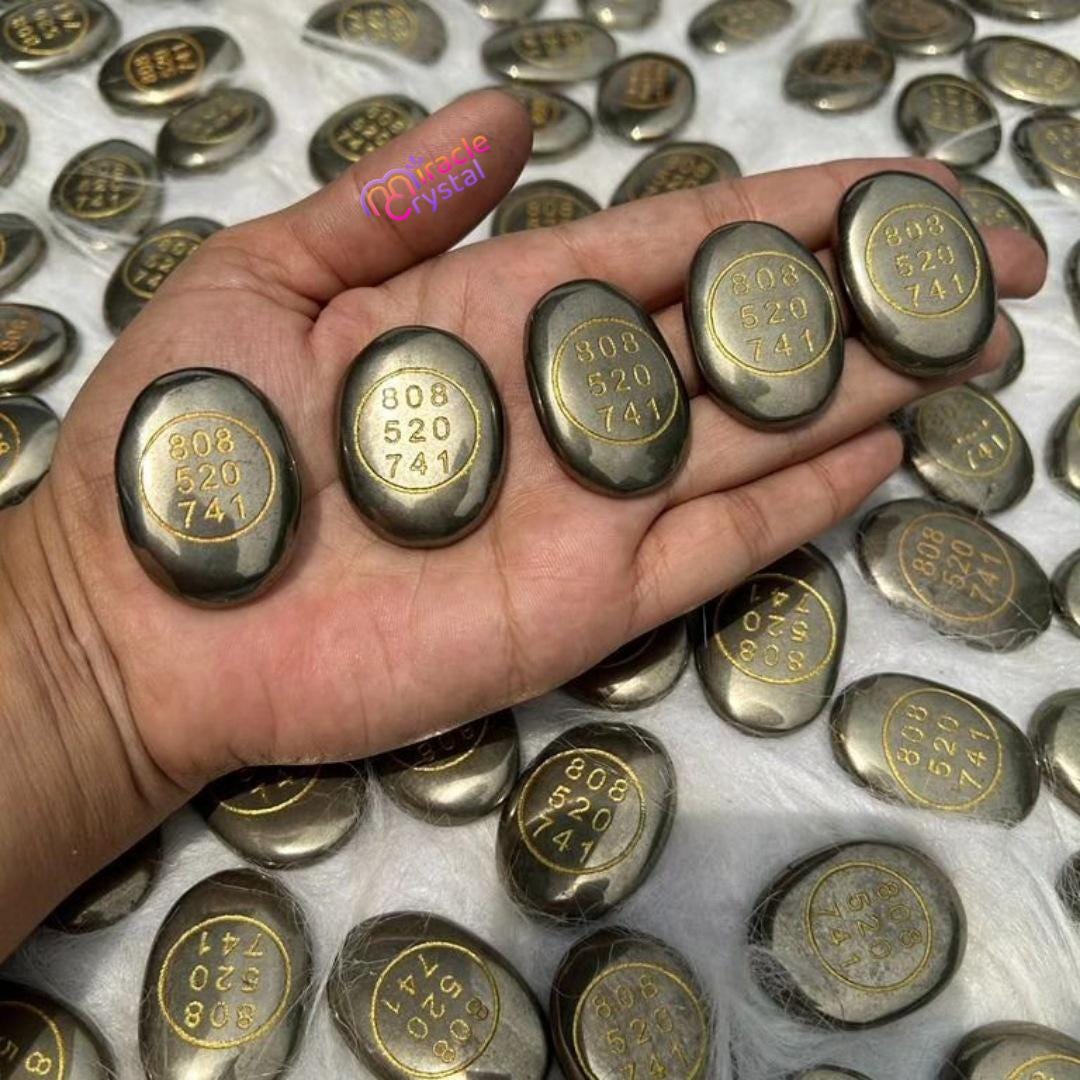 黄鉄鉱の紫布コイン：富、豊かさ、そして守護のポケットストーン - Etsy 日本