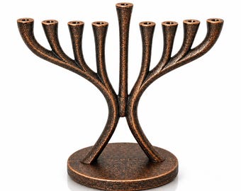 Candelabro de metal de lujo estilo menorá de aluminio martillado: portavelas artístico de múltiples brazos con acabados de primera calidad.