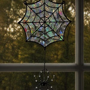 Mystischer Sonnenfänger „Spinnennetz mit Kristallspinne“ | Holografischer Fensterschmuck | Gothic Deko | Hexen Geschenk