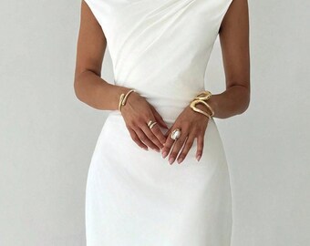 Elegante minivestido drapeado con hombros descubiertos