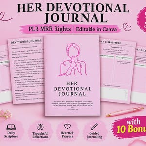 Może przedstawiać: Różowy dziennik religijny z rysunkiem liniowym modlącej się osoby na okładce. Tekst brzmi Her Devotional Journal i zawiera werset biblijny. Zestaw zawiera różne układy stron, różowy długopis oraz kwiatowe akcenty.