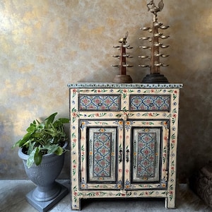 Meuble en bois peint à la main - Enfilade florale vintage du Rajasthan en bois recyclé, meubles de rangement bohèmes rustiques