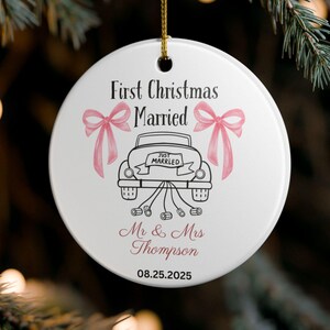 Gepersonaliseerde First Christmas Married Ornament: Keramische huwelijksaandenken