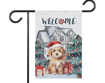 Peut inclure: Drapeau de jardin avec une illustration d'un chiot portant un bonnet de Père Noël, entouré d'arbres de Noël et de cadeaux. Le mot "WELCOME" est en haut, avec une empreinte de patte remplaçant le "O". Monté sur un support en métal noir.